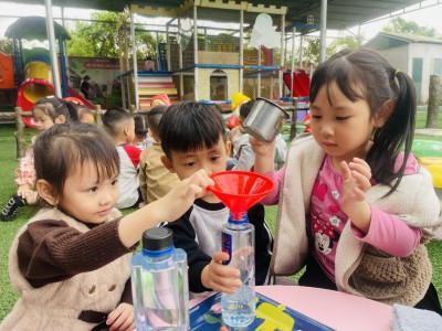 Học Toán Thật Vui – Bé Làm Quen Với Dung Tích Qua Thực Hành Đo