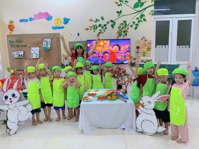 LỚP 5 TUỔI B KHÉO TAY LÀM BÁNH TRUNG THU