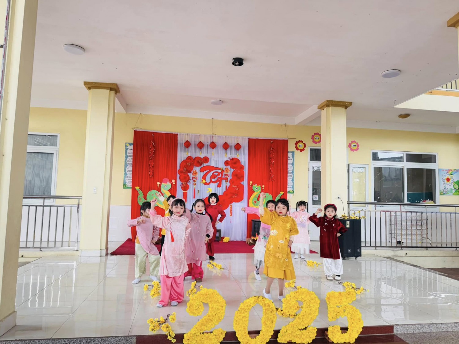 VĂN NGHỆ CHÀO MỪNG